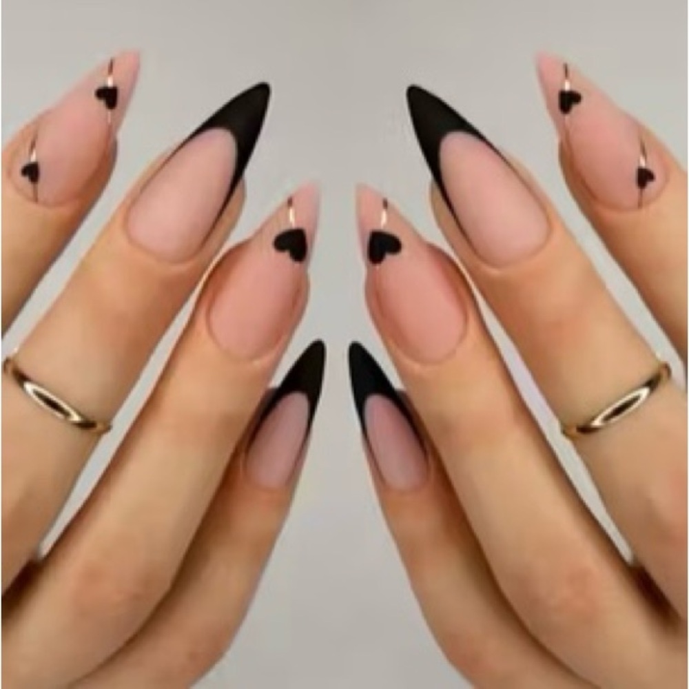 Elegant Valentines Heart black and pink nails